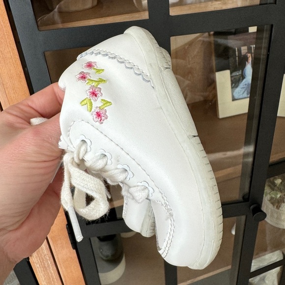 Stride Rite Emilia walking sneakers baby girl first shoes embroidered floral - Picture 4 of 8